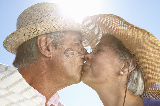 穿着草帽的夫妻亲吻图片