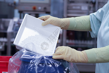 实验室技术员将平板剂倒入塑料袋图片