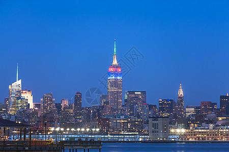 黄昏时的海滨与纽约天际图图片