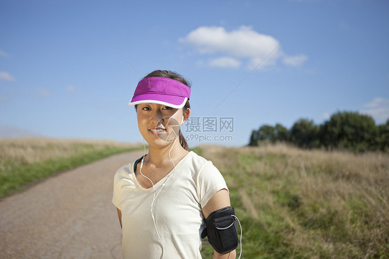 年轻女选手在泥路上 图片