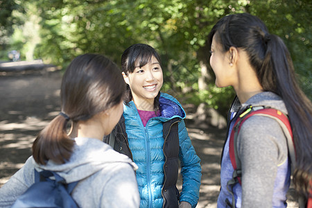 3名在乡村公路上聊天的年轻女旅行者图片