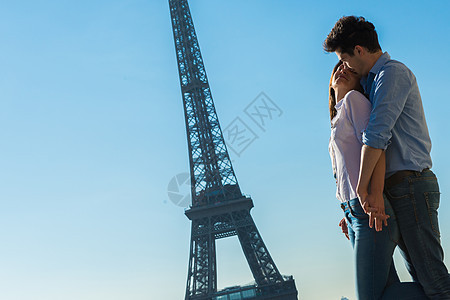 法国巴黎埃菲尔铁塔附近的年轻夫妇图片