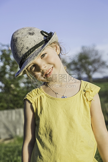 戴帽子的年轻女孩肖像图片