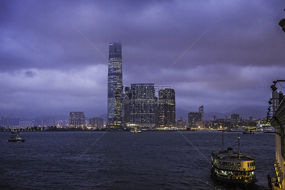 香港夜间的城市和渡轮图片