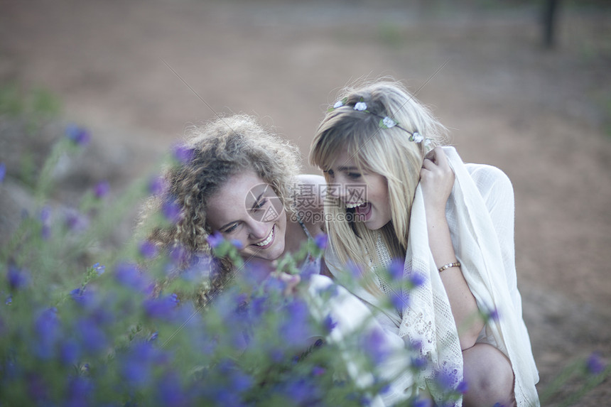 两个少女在林地看野花图片