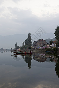 美丽的湖边景象图片