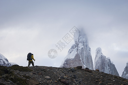 攀登山顶的徒步者图片