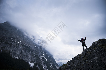 成功攀登山顶的徒步者图片