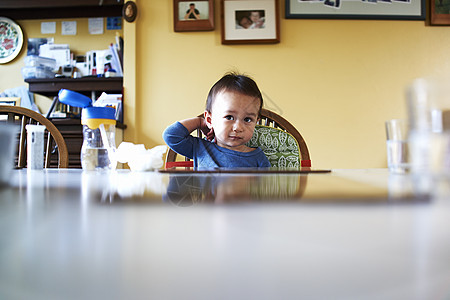 坐在厨房桌边的婴儿男孩图片