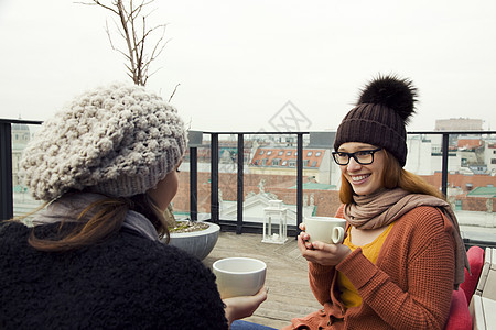 两名在露天屋顶喝咖啡的妇女图片
