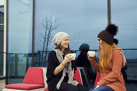 两名在屋顶露台喝咖啡女士图片