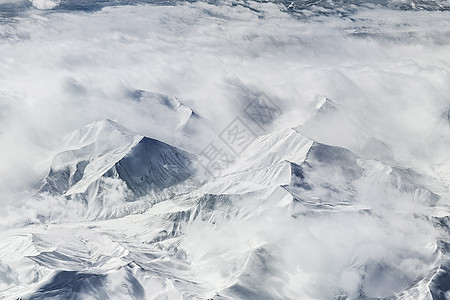 被雾笼罩的雪山图片