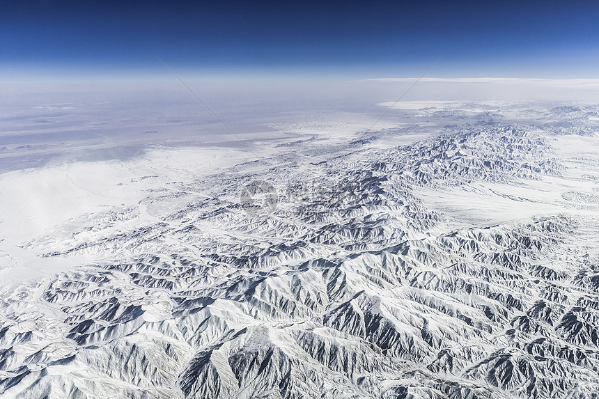 西部东亚积雪山脉鸟瞰图图片