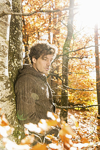 在森林里穿羊毛衫的男性肖像图片