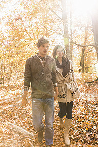 在森林中漫步的夫妇图片