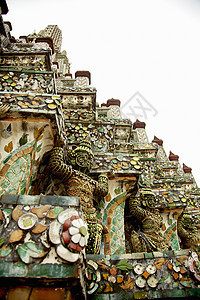 泰国曼谷带有雕像的神庙屋顶图片