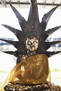 泰国曼谷被丝带覆盖的佛教雕像图片