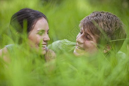 躺在草丛的年轻夫妇图片