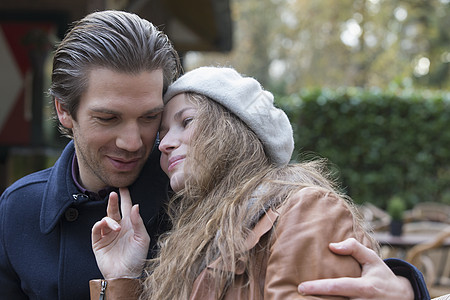 情侣拥抱搂着胳膊背景