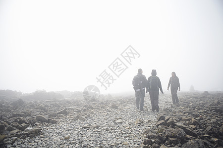 三个人在雾中行走图片