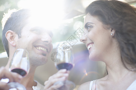 年轻夫妇在葡萄园喝酒图片