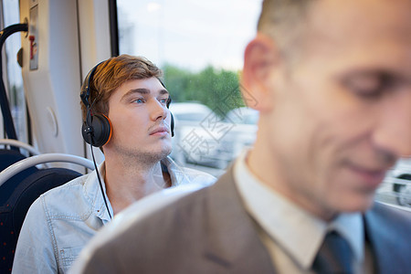 年轻人在火车上听耳机图片