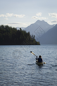 运动员在湖里划皮划艇图片