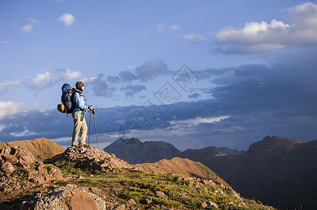 在美国科罗拉多州西埃尔克山FrigidAirPass西埃尔克山的FrigidPassFrigidPass远足旅行者图片