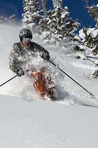 美国犹他州索地山度假村滑雪男子图片