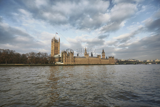 英国伦敦泰晤士河边的建筑图片