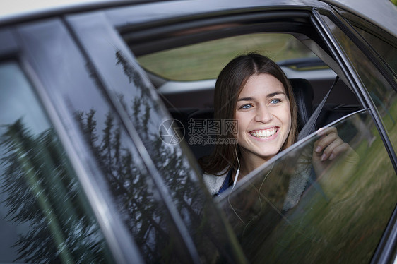 坐在车里的年轻女性图片