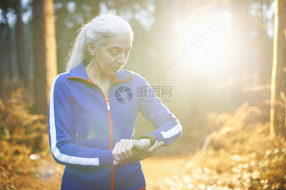 运动的老年妇人图片