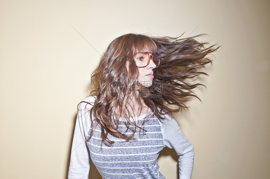 戴眼镜的女人甩头发