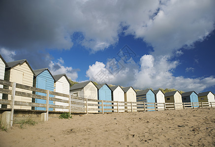 布德康沃尔联合王国一排蓝色和白色的沙滩小屋图片