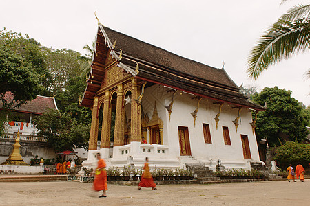 老挝佛教寺外的和尚图片