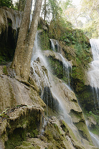 落瀑岩池风光图片