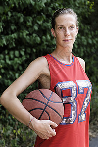 公园中年轻女篮球运动员的肖像图片