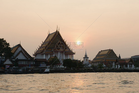 日落时的ChaoPhraya和寺庙泰国曼谷图片