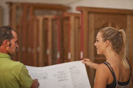 木匠看房屋计划背景图片