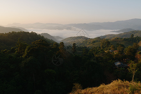 泰国BanfuYafu村山部落烟雾和日出图片