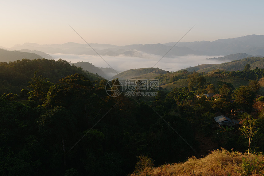 泰国BanfuYafu村山部落烟雾和日出图片