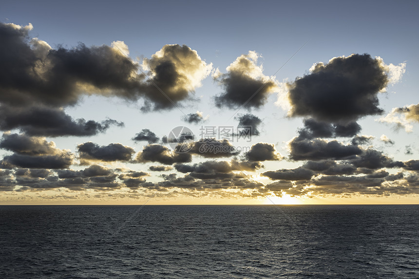 蓝海和日出时的落云图片