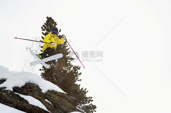 中等成年男子滑雪运动员在奥地利Obergurgl中空跳跃图片