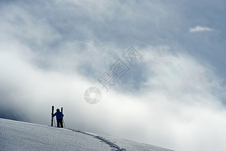 奥地利Obergurgl山上站立的中成年男子滑雪运动员图片