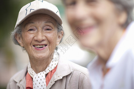 两个在退休别墅花园里说话的高级妇女图片