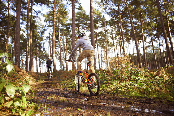 双兄弟在泥地森林里骑BMX自行车图片