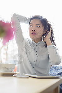 女人梳理头发图片