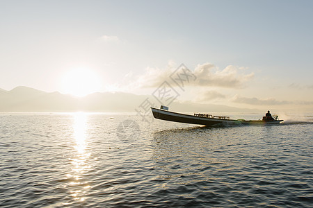 缅甸内尔湖NyaungShwe湖上开机动船的渔民图片
