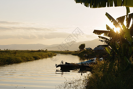 日落时的房屋外部和渔船缅甸因莱湖NyaungShwe图片