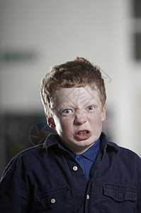 愤怒的男孩肖像背景图片